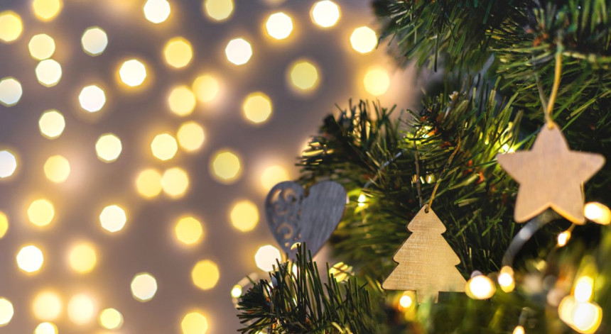 Christmas things going on near me 2025 in Essex. Christmas tree with decorations and twinkling lights behind