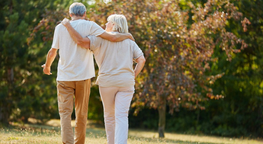 Retirement living - the best ways to enjoy retirement - retired couple walking