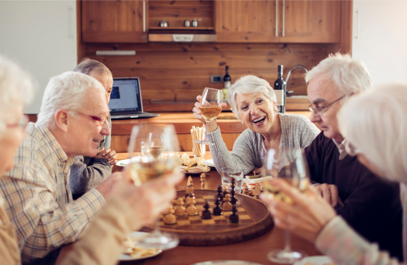 Luxury retirement community offers tips for retirement - group of retirees playing chess